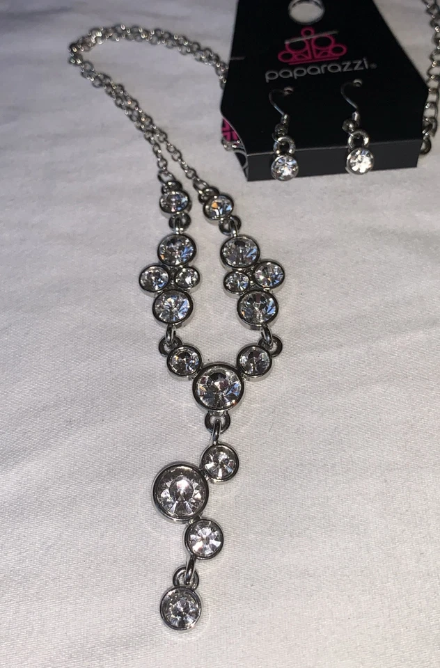 Nuevo collar gota de diamantes de imitación tono plata con pendientes a juego Foto 3 de 3