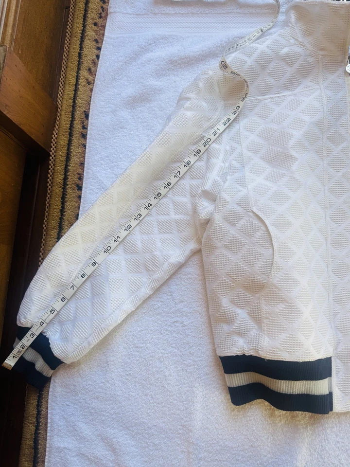 Chaqueta bomber Chanel 2018 Pre Spring 42 venta al por menor por $3150. Se vende por $2499. Foto 3 de 4