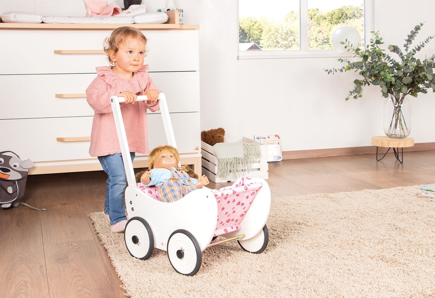 Landau blanc Trixi en bois pour poupées et jouet d'éveil pour enfants