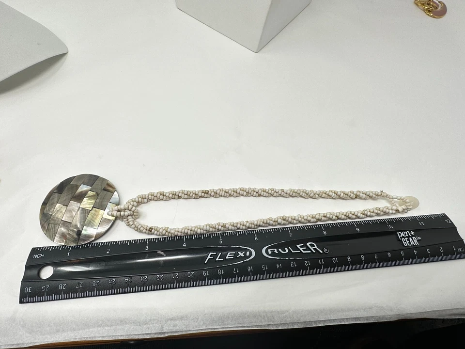 Precioso collar colgante con incrustación de concha de madreperla con cuentas de semillas tostadas de 17,5" Foto 4 de 4