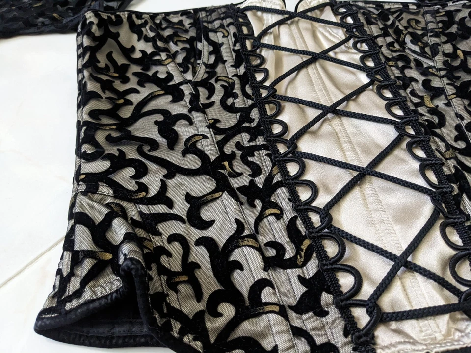 Cadolle Paris Création 黑色 Fleur D'Lys 带臂袖紧身胸衣 尺寸 L 全新带标签 — 第 3/4 张图片