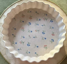 ceramic quiche or tart pan “Petite Fleur" pattern, in good condition.