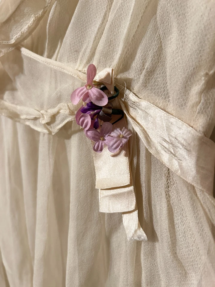 Vestido de novia antiguo eduardiano de seda transparente para el día del césped Floral en capas Titanic Era Foto 3 de 4