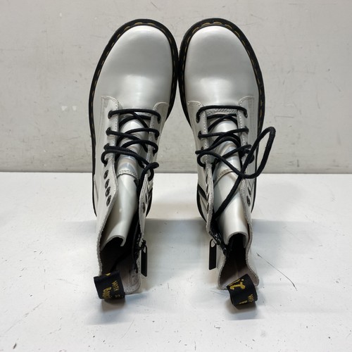 Dr. Martens Jadon White Platform 8-Eye Leather Boots Women's Size 8 Men's Size 7 - Picture 5 of 7
