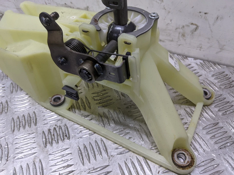 Mazda 3 D Sport Nav 2.2 5 Door Hatchback 2015 Gearstick  — 第 3/4 张图片