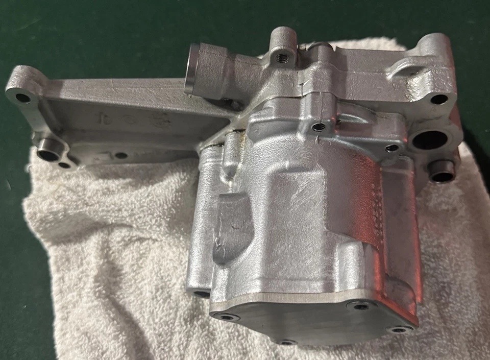 Bomba de aceite Nissan GT-R R35 2009-2024 15010-JF00B Foto 3 de 4