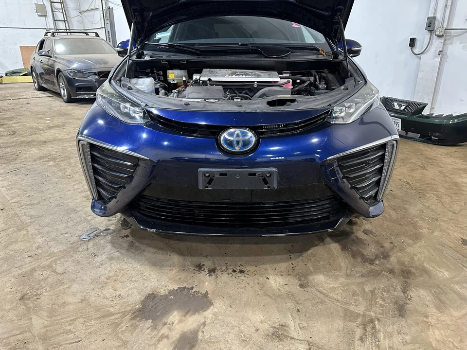 Used Front Bumper Assembly Front fits: 2017 Toyota Mirai pre-crash system Front Foto 2 de 4