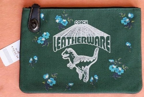 turnlock pouch 26 with horse and carriage