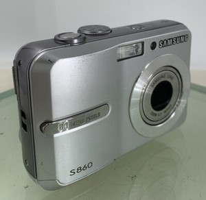 Samsung S860 8.1MP COMPACT DIGITAL CAMERA SILVER WITH COVER TESTED - 223