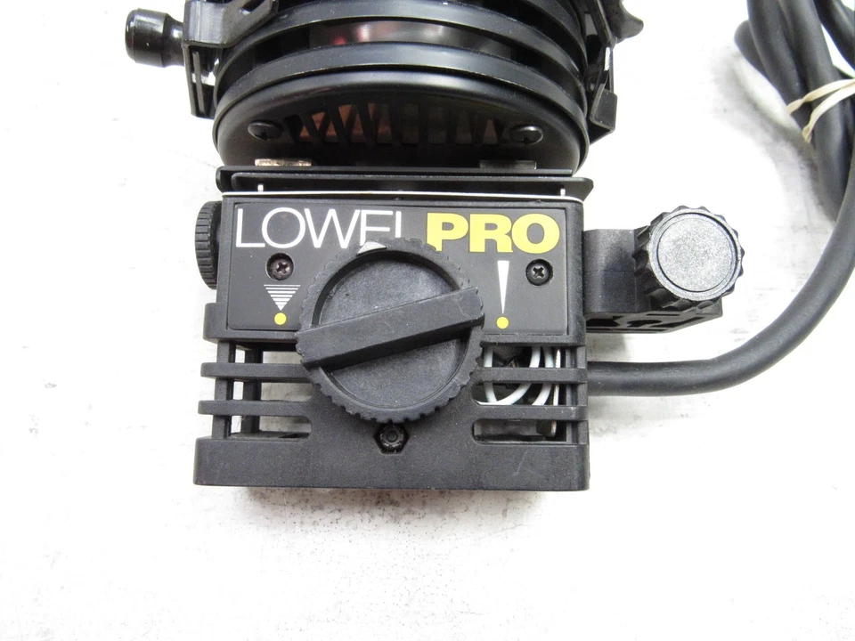 Lowel Pro-Light Focusing Photo Studio Flood Light with Barndoors P2-101 - Image 2 of 4