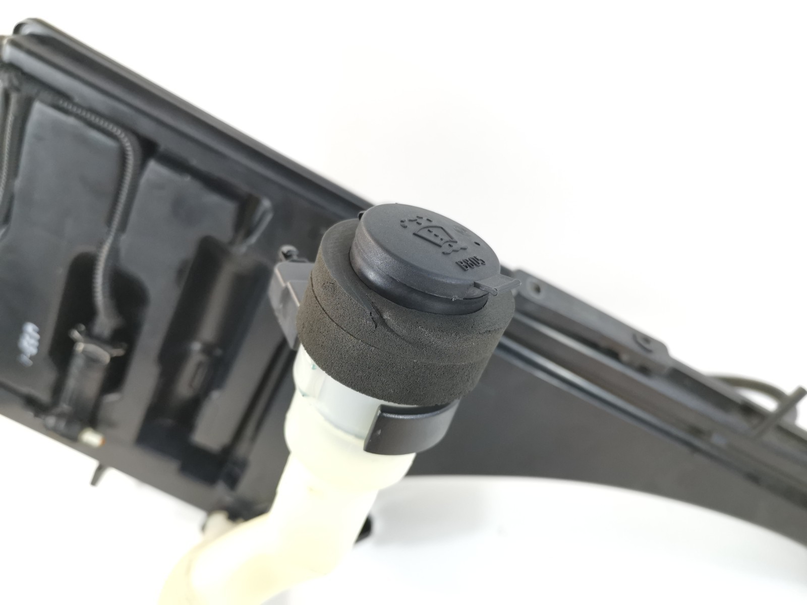 Maserati Levante 3.0 L AWD 2017 Window Washer Fluid Reservoir Tank 670034637 OEM