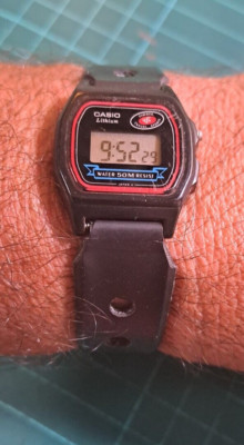 Seltene Vintage (1986) Casio LW-15 Modul 401 Lithium WR50 Uhr Japan *mid size*