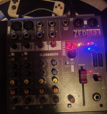 Allen & Heath ZED-6FX Mischpult, 6 Kanäle, integrierte Effekte, XLR, Line