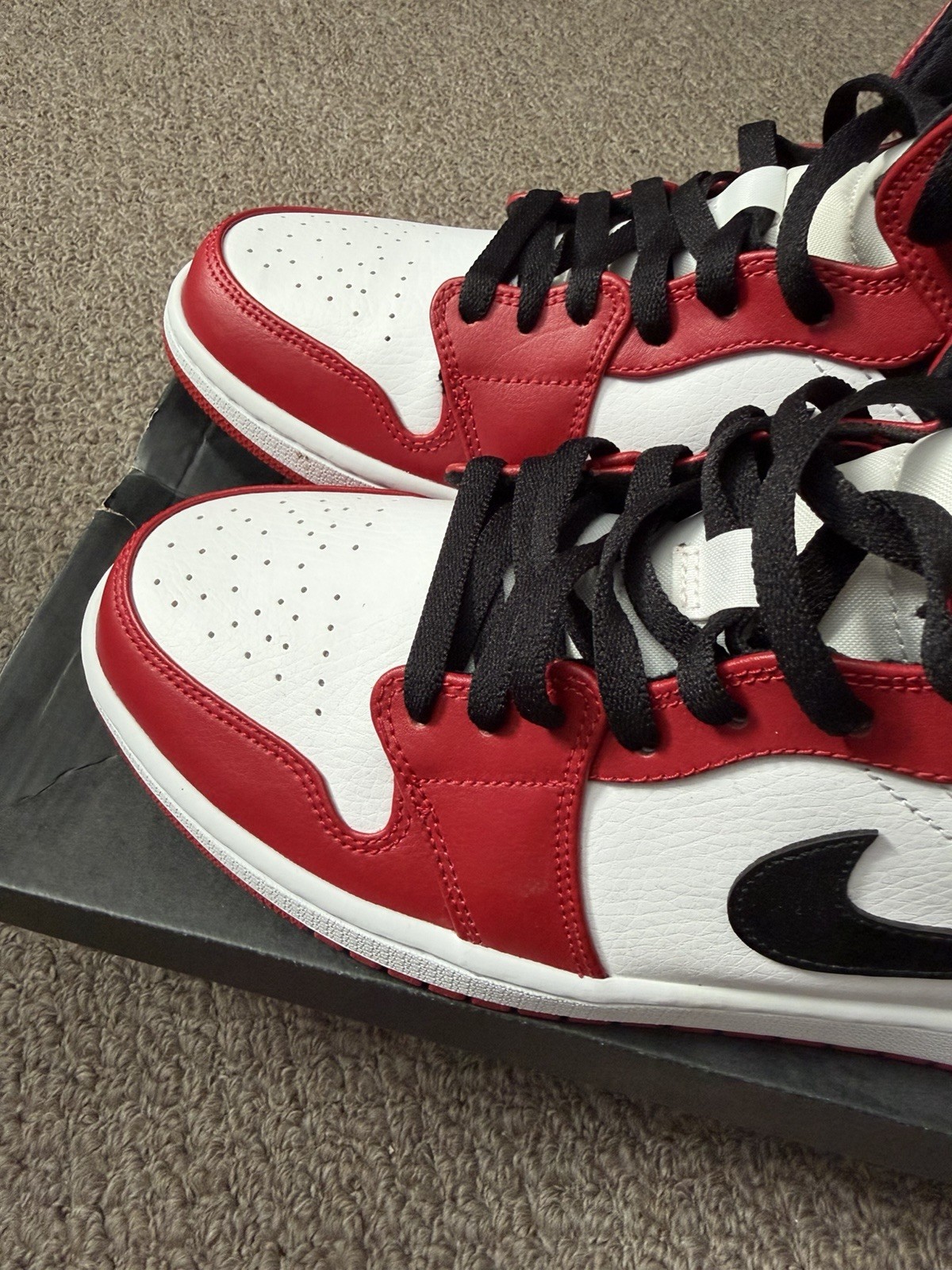 NIB 2020 Nike Air Jordan 1 Mid Chicago New Men's Size 9.5 thumbnail 4