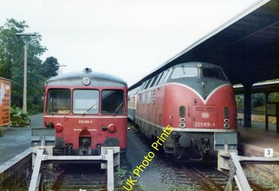 Eisenbahn Foto DB 220 019 Ankunft am unbekannten Bahnhof um 1980