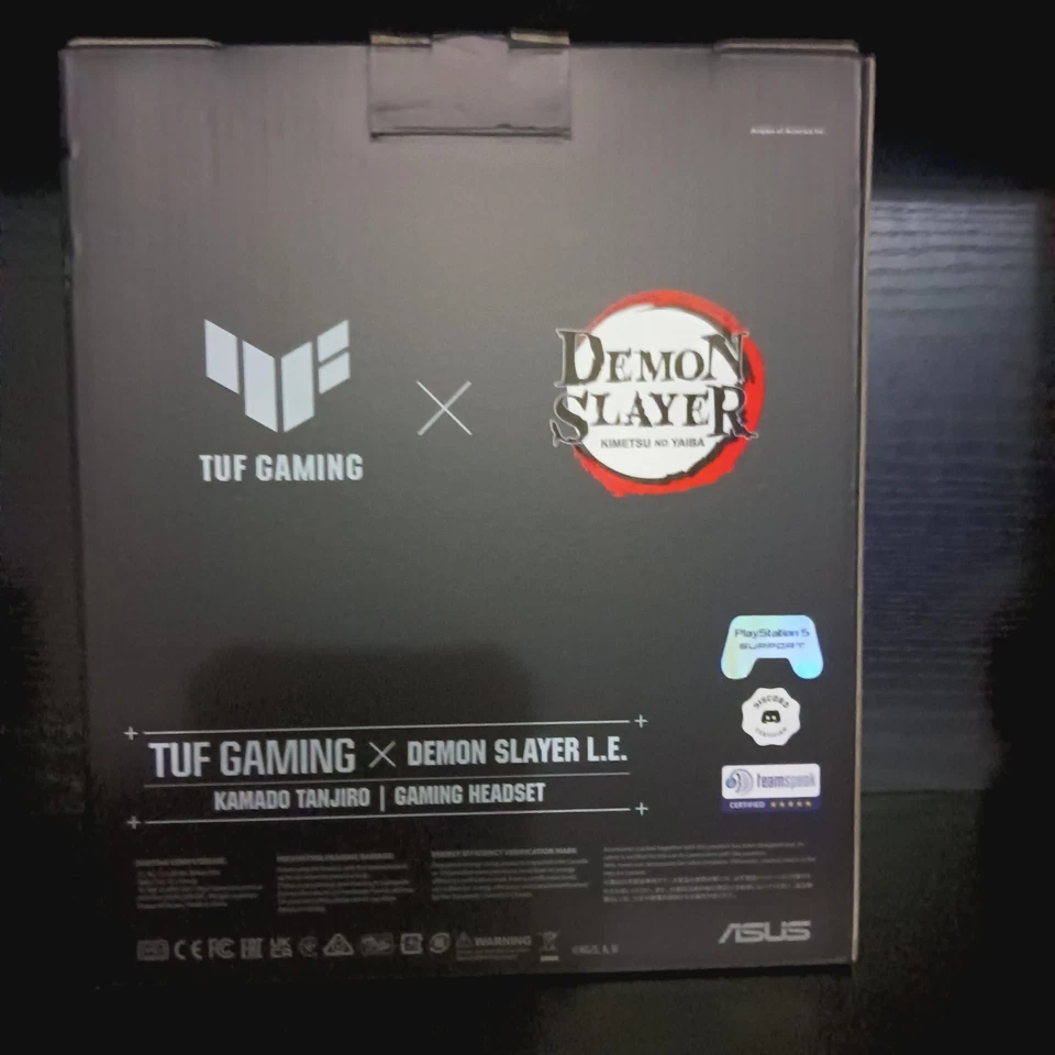Auriculares ASUS TUF Gaming x Demon Slayer Tanjiro Kamado Foto 2 de 4