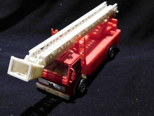 Welly Mercedes-Benz 1422 Rotary Ladder Fire Truck HO or O Gauge Scale  7" - Picture 4 of 10