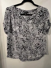 Jones New York Women's M Geometric Print Black White Short Slv VNeck Top Blouse