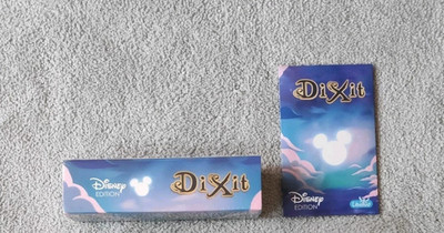 Dixit Disney Edition mit seltenen Promos - Extra Meeples, Karten & Zifferblatt, Metallplatte
