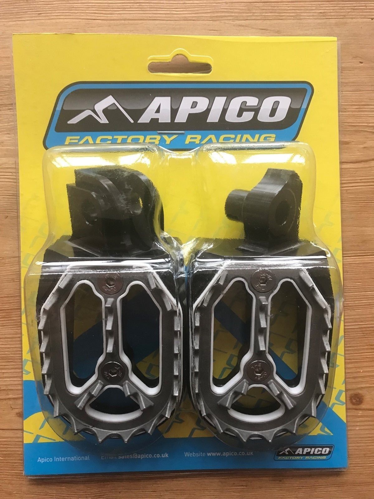 APICO Pro Bite Szerokie podnóżki Podnóżki do Suzuki Rmz 250 2010-2018 Czarny-pokaż oryginalną nazwę Nowość w magazynie