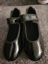 Gently Used Danshuz Girls Size 10M Black Patten Leather Tap Shoes