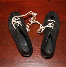 kultige Fu&szlig;ballschuhe aus DDR, evtl. f&uuml;r den R&uuml;ckspiegel  (x1)