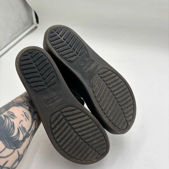 Sandálias anabela baixa Crocs femininas 8 pretas Brooklyn - Imagem 4 de 4