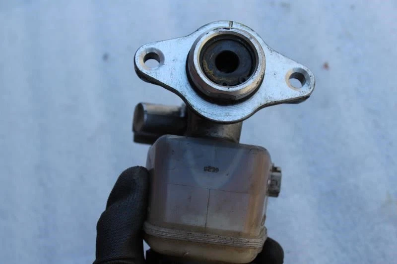 Lexus SC400 1996 cilindro maestro de freno con depósito Foto 3 de 4