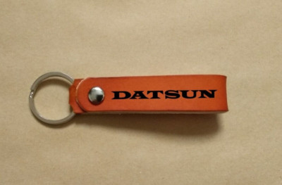 Datsun handgefertigter Lasergravur Leder Schlüsselanhänger Gürtelschlaufe britisch hellbraun