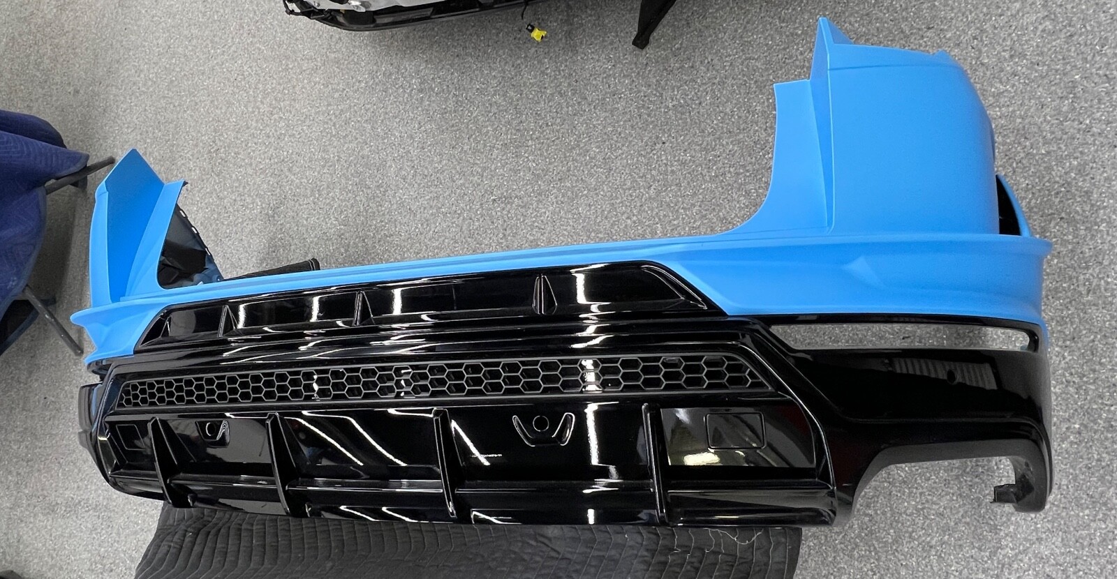 Lamborghini Urus S Rear bumper complete like new Blu Seiler and Gloss Black