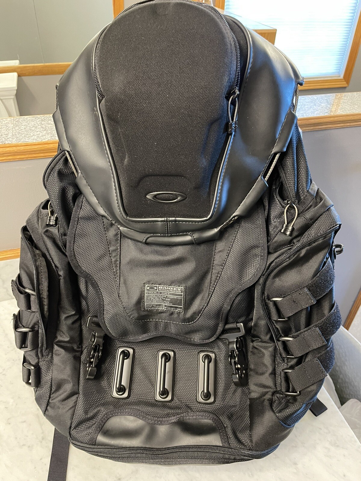 oakley kitchen sink stealth black backpack
