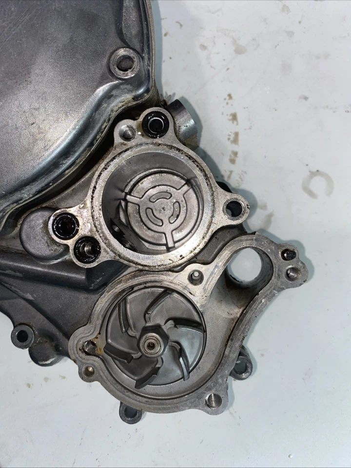 Cubiertas de embrague interiores y exteriores Yamaha Yz 400f 1998 OEM con cubierta de bomba de agua Foto 3 de 4