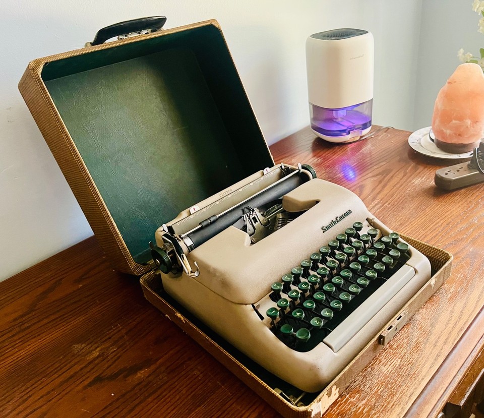 Vtg 50s Smith Corona Clipper Portable Manual Typewriter Green Keys w/Case WORKS