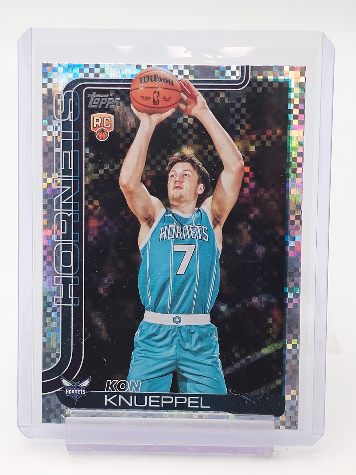 KON KNUEPPEL 2025-26 TOPPS FLAGSHIP VICTORY SSP ROOKIE RC #204 HORNETS Q4274