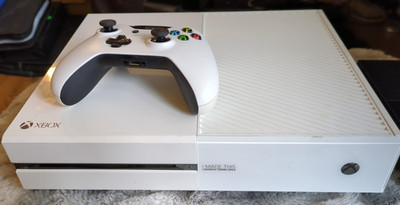 X-Box One  I MADE THIS  Launch Team 2013 Limited Edition Console & Controller