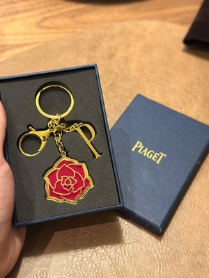 Seltener Piaget Rose Schlüsselanhänger Taschenanhänger - VIP Geschenk - rote Emaille & Gold - NEU im Karton