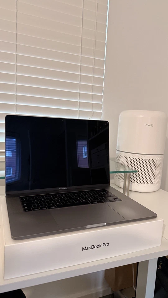 Apple Macbook Pro 2017 15-inch Laptop Core i7 16GB RAM 256GB SSD with Touchbar! - Image 4 of 4