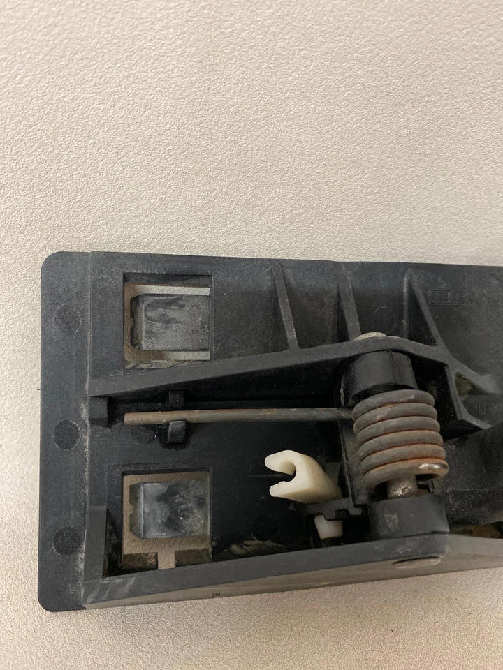 Chevrolet Silverado 2500 2003 manija de puerta interior conductor delantero negro OEM 15760297 Foto 4 de 4