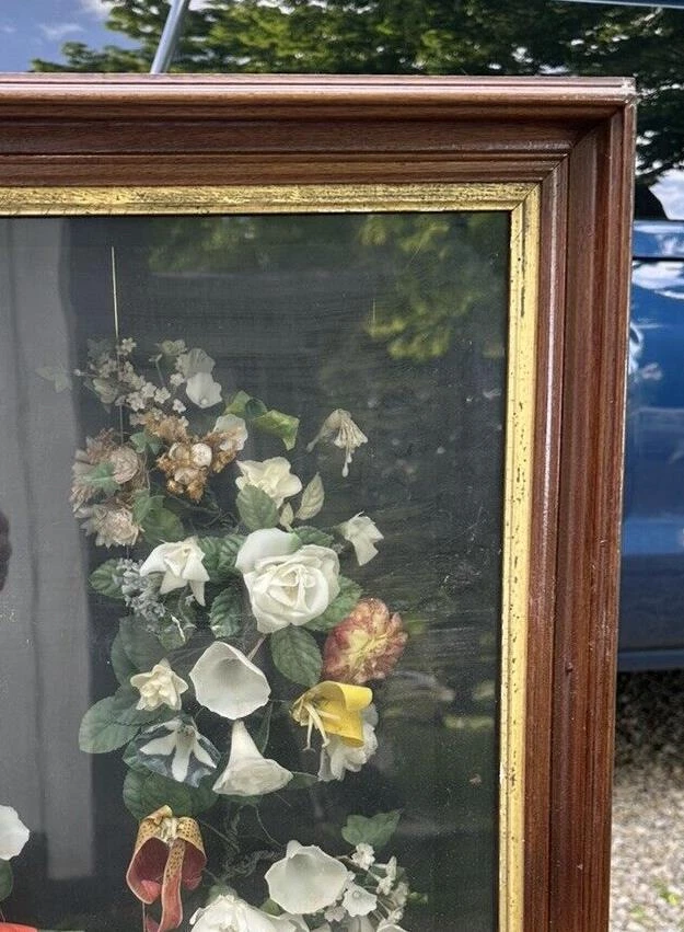 Antigua corona conmemorativa de cera floral con marco victoriano Foto 3 de 4