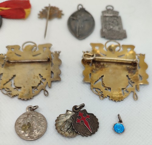 LOTE MEDALLA MILITAR INSIGNIA EPOCA GUERRA CIVIL AGUILA SAN JUAN PLATA REPUJADA - Picture 21 of 21