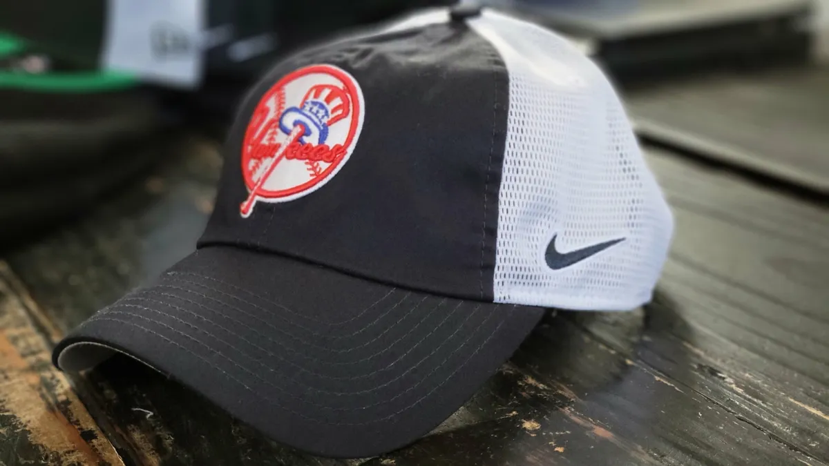 Nike NY Yankees Retro Logo Navy Blue/White Mesh Trucker Cap Adjustable Size