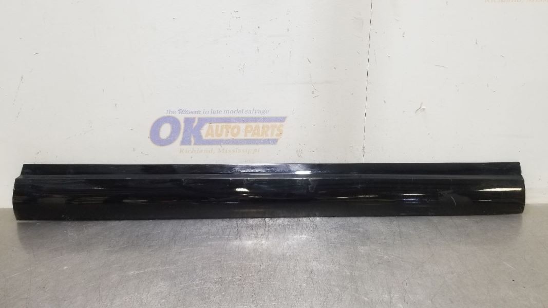 19 2019 MASERATI LEVANTE OEM FRONT DOOR MOULDING BLACK PASSENGER RIGHT 670035235