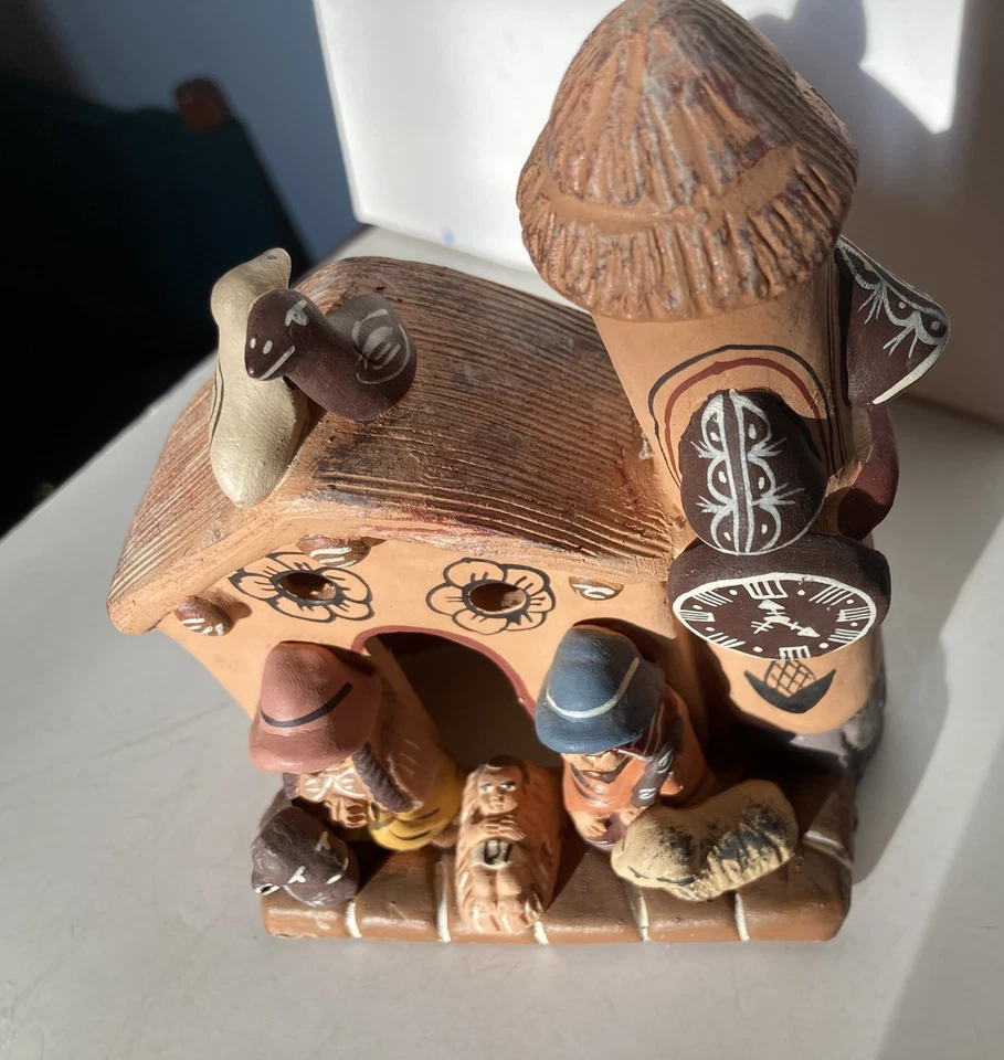 Presepe peruviano in terracotta dipinta. Misura 10 cm. X 6 cm. X 14 cm. - Immagine 4 di 4