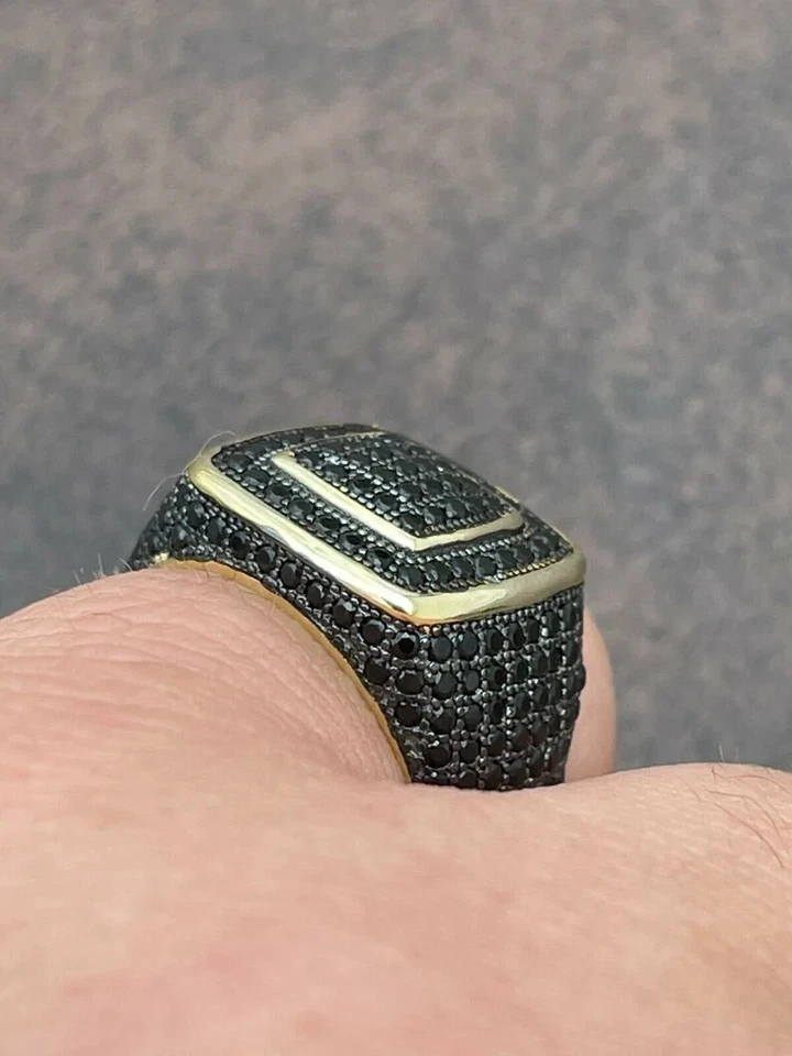 Anillo redondo de oro amarillo de 14 k con banda de hiphop de diamantes negros simulados de 5 quilates para hombre Foto 3 de 4