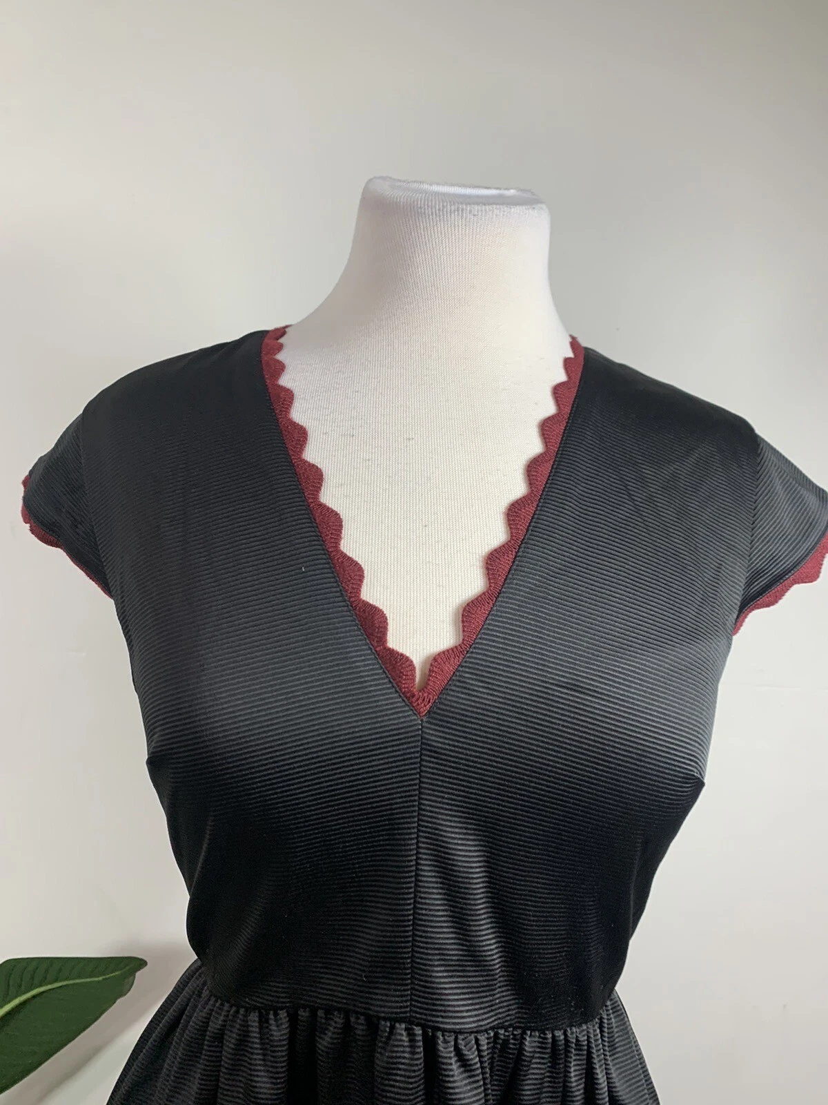 Abito Kate Spade New York nero a forma di V taglia 4