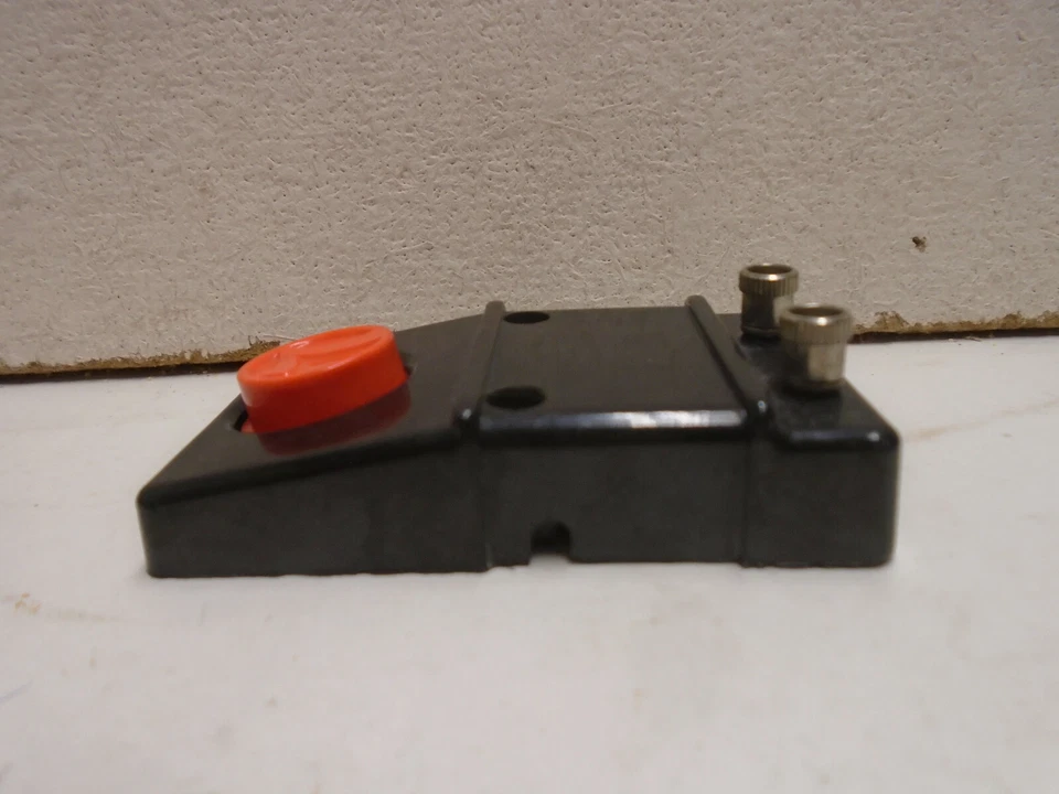 ORIGINAL 1950'S LIONEL #90 PUSH BUTTON CONTROL SWITCH IN NEAR MINT CONDITION - Image 2 of 3