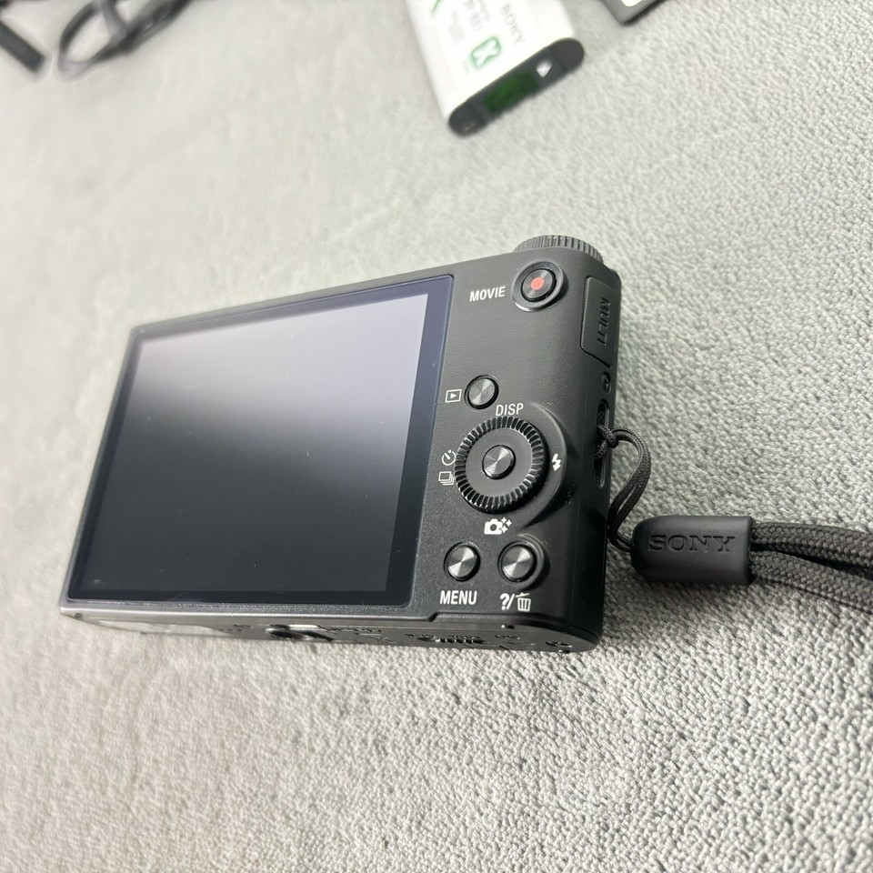 Sony DSC WX300 Digital Camera / 18MP / 20X Zoom Set w/ Charger, Case