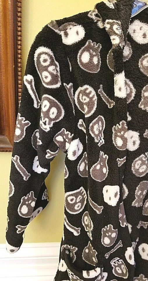 BATA POLAR CON CAPUCHA para niños talla 6/7 pequeña CHEROKEE negra calaveras huesos ropa de dormir Foto 4 de 4