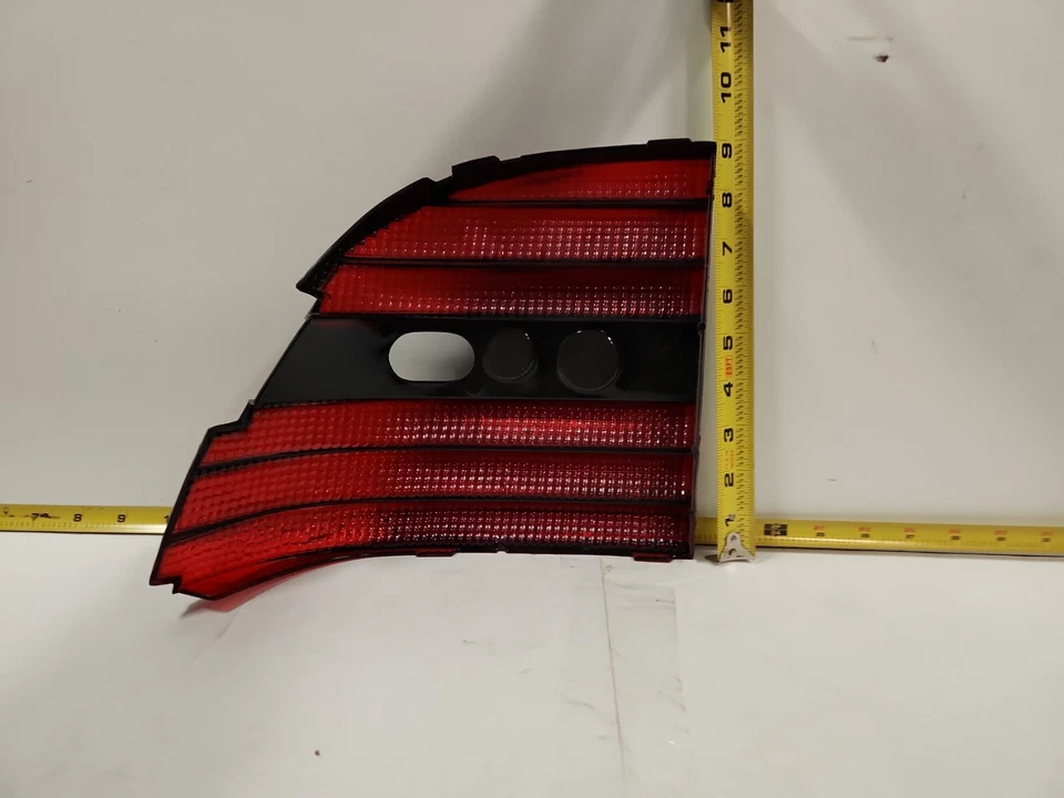 Nuevo OEM GM lente de luz trasera derecha 16506042 1989-1993 Chevrolet Beretta (SVM135) Foto 3 de 4