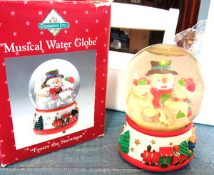 Christmas Snow Globe / Musical Water Globe/ Frosty The Snowman/from Bradlees